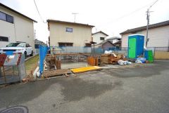 カースペースは2台分を確保＾＾ビルトインガレージで、雨の日でも濡れずに車へアクセスでき、買い物の荷物移動も楽になります。