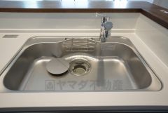 広々とした凸型シンクに洗剤ポケットを標準装備。大きなお鍋など洗いやすいです。洗剤や石鹸、スポンジもすっきりできる収納付き。