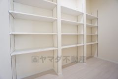 キッチン奥にはパントリー。食料などを保管できるので、キッチン周りがスッキリしますね＾＾