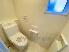 温水洗浄機付トイレです。節水機能もあるので、安心して使えますね。