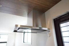 調理により発生する油煙や臭いを吸い込み、屋外へ排気してくれます。