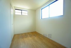 2面採光を確保した明るい室内は、風通しも良く、大変居心地の良い空間となっております。爽やかな風を感じて起きる朝は、快適生活の始まりに。