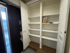 たっぷり収納できるシューズボックスです。家族全員の靴がきれいに整頓できます。玄関収納も問題ありません。