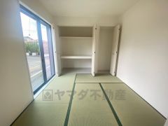 リビングからの続き間として和室をご用意しました。普段はリビングとつなげて開放的なスペースとして。来客時には客間としてお使いいただけます。
