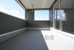 幅広のインナーバルコニーは洗濯物を守りやすく、眩しすぎる日差しも和らげます。雨にも濡れにくく、家事を助けてくれること間違いなし。