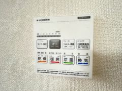雨の日の洗濯も安心できる浴室暖房乾燥機付き浴室。リモコンで操作もボタン1つで簡単。 浴室暖房乾燥機には、暖房、乾燥、涼風、換気の4つの機能が付いています。タイマー付きです。