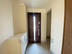 たっぷり収納できるシューズボックスです。家族全員の靴がきれいに整頓できます。棚の上にお花や写真を飾っても良いですね。