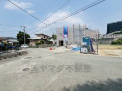 前面道路は約6ｍと駐車がスムーズにできます。カースペースは停めやすい並列駐車3台付き。 交通量が少なく、小さなお子様がいるご家庭も安心です＾＾