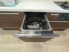 家事の時間が短縮できる食器洗い乾燥機付。