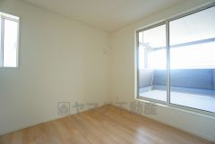 住む人のこだわりを活かす洋室＾＾日当たりがよく、寝室としての利用もおすすめ。広めのクローゼットもあり荷物もすっきり片付けれ、ゆとりのある暮らしが出来ます＾＾