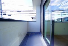 お洗濯物を干すスペースとしても十分な広さがあります。  お天気の良い日はお洗濯物がよく乾きそうな日当たり良好のバルコニー