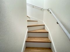 採光も十分に計算された、手摺付き階段部分です。