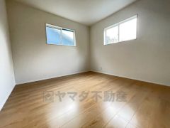 2面採光を確保した明るい室内は、風通しも良く、大変居心地の良い空間となっております。爽やかな風を感じて起きる朝は、快適生活の始まりに。