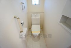 同仕様写真。温水洗浄機付トイレです。節水機能もあるので、安心して使えますね。もちろん、1階2階の2ヶ所にトイレがあるので、忙しい朝にもゆとりができますね。