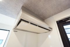 調理により発生する油煙や臭いを吸い込み、屋外へ排気してくれます。
