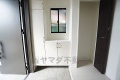 たっぷり収納できるシューズボックスです。家族全員の靴がきれいに整頓できます。棚の上にお花や写真を飾っても良いですね。