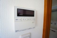 キッチン横からお湯張り、追い炊き、足し湯がボタン一つで楽々操作できる給湯機リモコンです＾＾忙しい夕飯の準備の時間帯に重宝しますね。