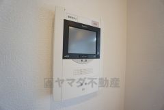 防犯性もばっちり、TVモニター付きインターフォン完備。大きなモニターで玄関先を確認できます。録画機能が付いているので不在時の訪問者も確認できて安心です^^