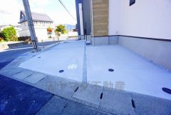 駐車スペースはゆとりある2台分を確保。マイカー用に、お客さま用に、余裕を持ってご利用いただけます。