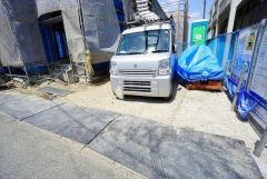 カースペースは2台付き。ご夫婦で1台づつ所有できます＾＾ 前面道路は交通量が少なく小さなお子様がいるご家庭も安心です＾＾