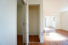 キッチン横パントリー収納。食器やキッチン用品、食料品の保存に便利です＾＾高さのある物もスッキリ収納できます＾＾