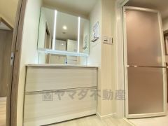 三面鏡つき洗面台。収納も一体型になっているので、ドライヤーやヘアアイロンの置き場に困りませんね。