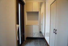 たっぷり収納できるシューズボックスです。家族全員の靴がきれいに整頓できます。棚の上にお花や写真を飾っても良いですね。