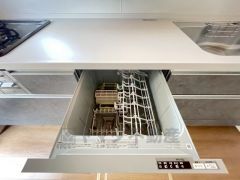 家事の時間が短縮できる食器洗浄乾燥機付。後片付けもラクラクです。 食器を洗う手間が減るので家族とのコミュニケーションの時間や自分の時間が増えますね。