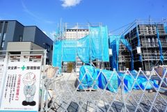 コンビニ・ドラッグストア徒歩6分。メガドンキ徒歩7分。お庭付きで楽しみが広がります＾＾