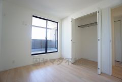 2面採光を確保した明るい室内は、風通しも良く、大変居心地の良い空間となっております。爽やかな風を感じて起きる朝は、快適生活の始まりに。