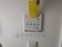 雨の日の洗濯も安心できる浴室暖房乾燥機付き浴室。リモコンで操作もボタン1つで簡単。 浴室暖房乾燥機には、暖房、乾燥、涼風、換気の4つの機能が付いています。タイマー付きです。