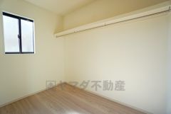 ファミリークロークは各居室に入りきれなかった荷物や衣替えの衣装なども楽々収納できます。  や趣味の道具などの収納スペースとして活用出来ます。