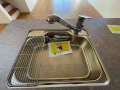 広々とした凸型シンクに洗剤ポケットを標準装備。大きなお鍋など洗いやすいです。洗剤や石鹸、スポンジもすっきりできる収納付き。