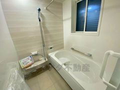 1日の疲れを癒すくつろぎのバスルーム。足を伸ばしてもゆったりと入れるサイズです。お子様と一緒にお風呂に入っても狭くないですね^^