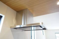 コンロ上には換気扇完備＾＾すぐ横に小窓が設けられているので、換気扇と合わせてWで換気できます＾＾