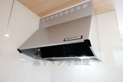 同仕様写真。コンロ上には換気扇完備＾＾すぐ横に小窓が設けられているので、換気扇と合わせてWで換気できます＾＾