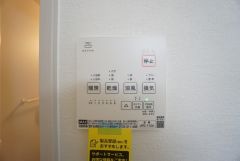 雨の日の洗濯も安心できる浴室暖房乾燥機付き浴室。リモコンで操作もボタン1つで簡単。 浴室暖房乾燥機には、暖房、乾燥、涼風、換気の4つの機能が付いています。タイマー付きです。