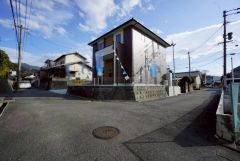 前面道路は北側約4.8ｍ、西側約4.3ｍ。角地で陽当たり・風通し良好＾＾