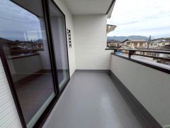 お洗濯物を干すスペースとしても十分な広さがあります。  お天気の良い日はお洗濯物がよく乾きそうな日当たり良好のバルコニーです＾＾