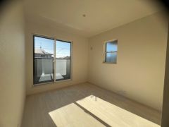 2面採光を確保した明るい室内は、風通しも良く、大変居心地の良い空間となっております。爽やかな風を感じて起きる朝は、快適生活の始まりに。