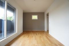 住む人のこだわりを活かす洋室＾＾日当たりがよく、寝室としての利用もおすすめ。広めのクローゼットもあり荷物もすっきり片付けれ、ゆとりのある暮らしが出来ます＾＾