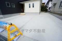 カースペースは停めやすい並列駐車2台付き。