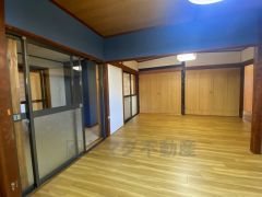 家族団らんのリビング。大きなテーブルやソファーを置いて、家族が集まる居心地の良い空間に。 ご家族の憩いの場。一緒にテレビを観たり食事をしたり、同じ時間を共有できる温かい空間となります。