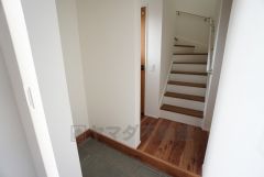 ベビーカーや泥のついたおもちゃをしまうのに便利なスペースです。玄関周りをスッキリさせることが出来ます＾＾