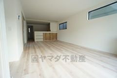 リビングは広々とした設計で、家族が集い、寛ぐ暮らしの空間を演出しています。将来にわたって住みやすくプランニングを重ねて設計された間取で日々の生活をしやすい導線を考えた居住空間を創り上げております＾＾