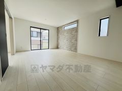 断熱性能の窓ガラスを採用。省エネ、光熱費カットにも貢献します。 夏は涼しく、冬は暖かく快適に過ごせます。