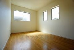 同仕様写真。2面採光を確保した明るい室内は、風通しも良く、大変居心地の良い空間となっております。爽やかな風を感じて起きる朝は、快適生活の始まりに。