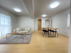 対面式キッチンを中心としたリビングダイニングで家族の会話が弾みそうです。