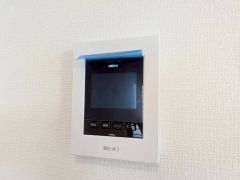ドアを開けずに来訪者を確認できるモニター付インターフォン。見やすいカラー表示、ハンズフリータイプです。
