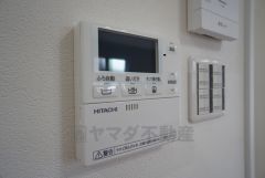 給湯器リモコンはキッチン横からボタンひとつで操作が楽々。通話ボタン付きでお子様とも会話ができて安心です。
